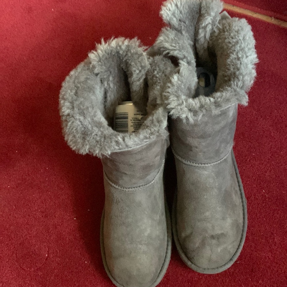 PREOWNED UGG  WOMEN SIZE 5